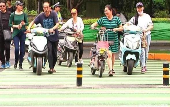 電動車“新規(guī)”又來，過紅綠燈要下來推著走，車主：我的路權(quán)呢？